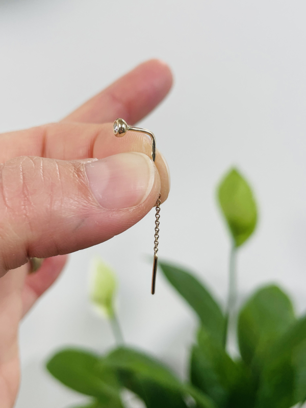 Ørekæde i guld med brillant fra siden