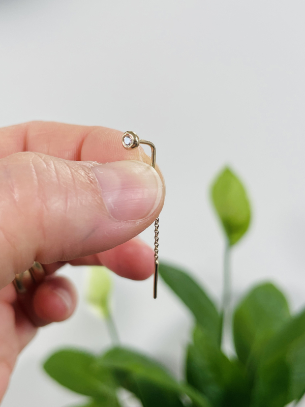 Ørekæde i guld med brillant forfra