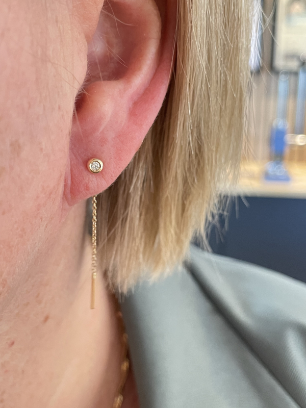 Ørekæde i guld med brillant i øre