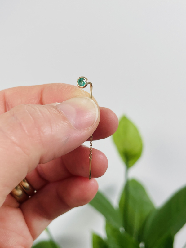 Ørekæde i guld med smaragd forfra