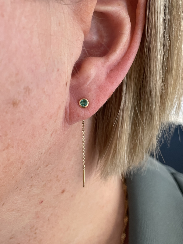 Ørekæde i guld med smaragd i øre
