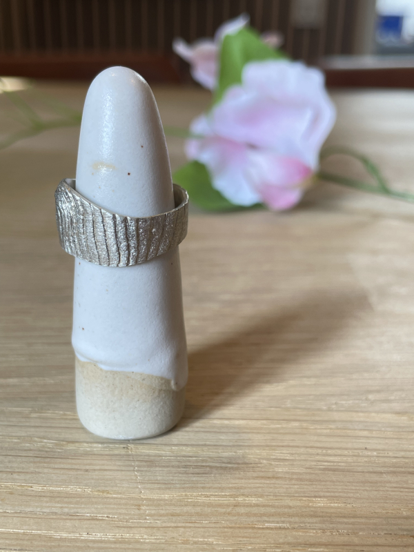 Sølvring med bark overflade fra venstre