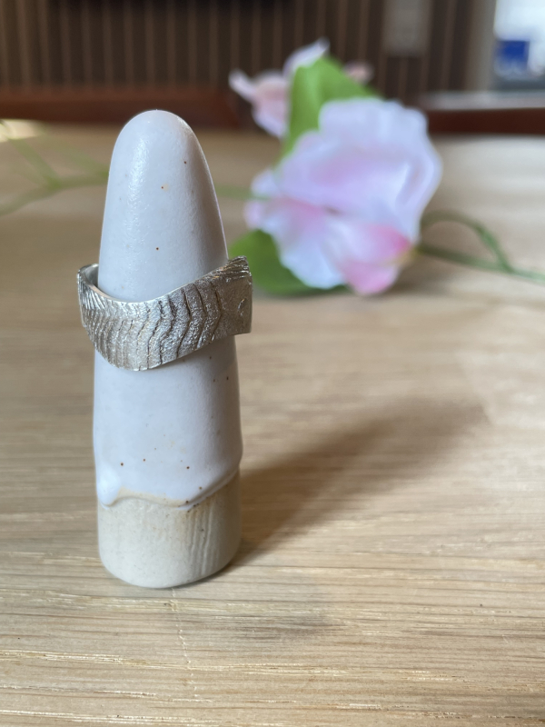 Sølvring med bark overflade fra højre