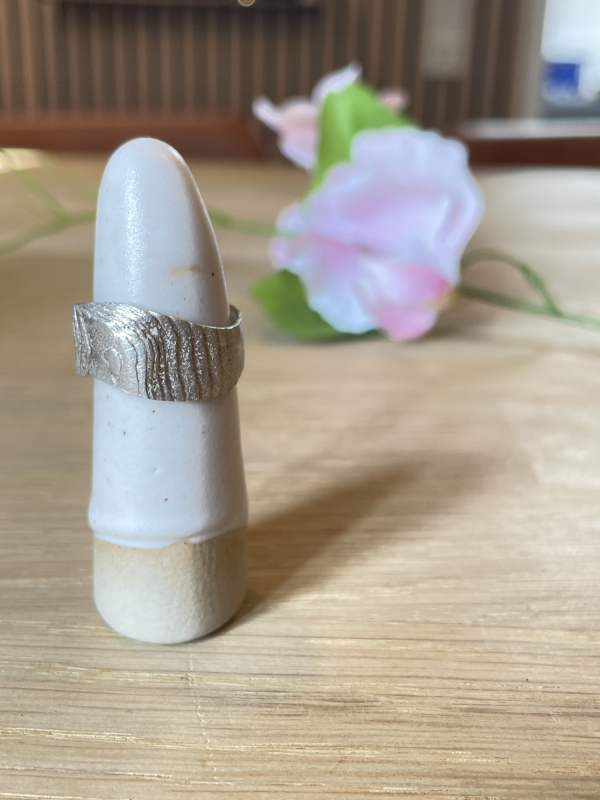 Sølvring med bark overflade