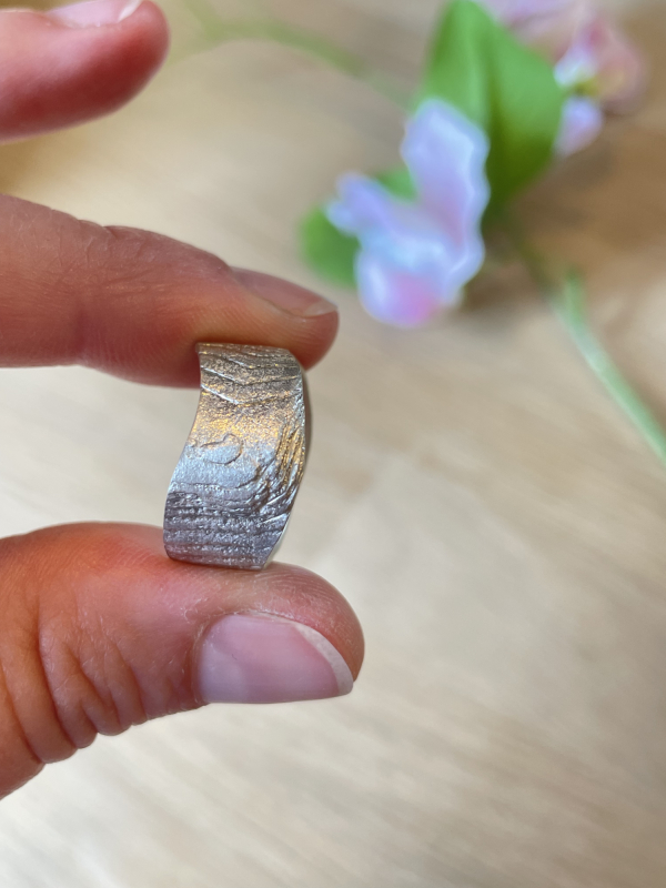 Sølvring med bark overflade forfra