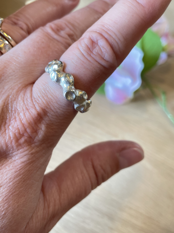 Sølvring med koralravs struktur på finger