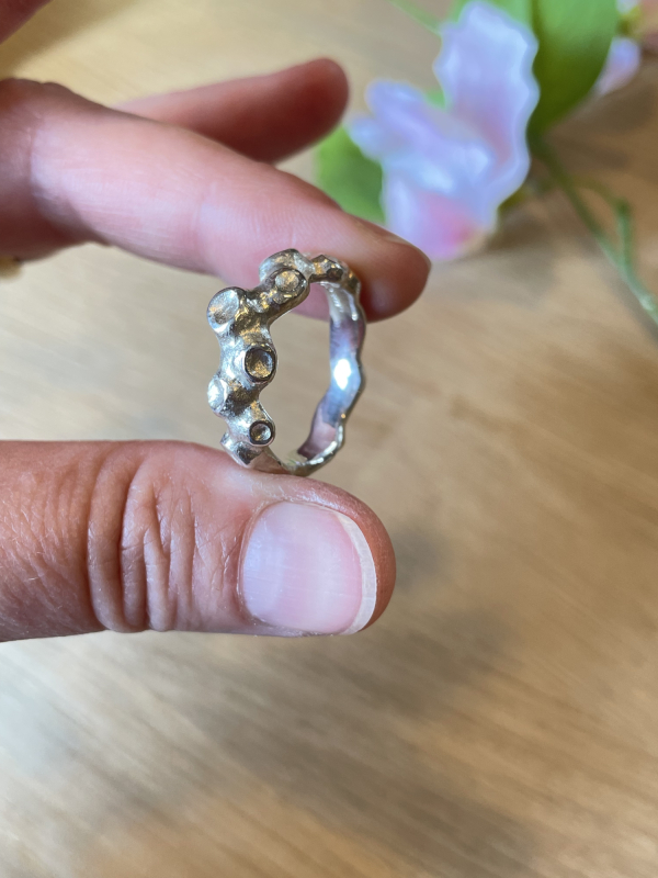 Sølvring med koralravs struktur 