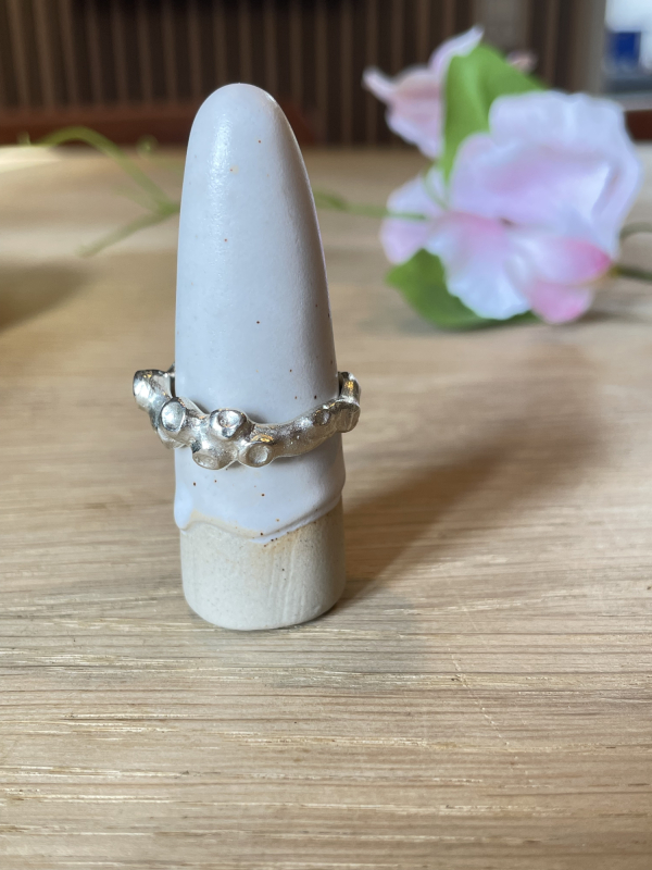 Sølvring med koralravs struktur fra siden