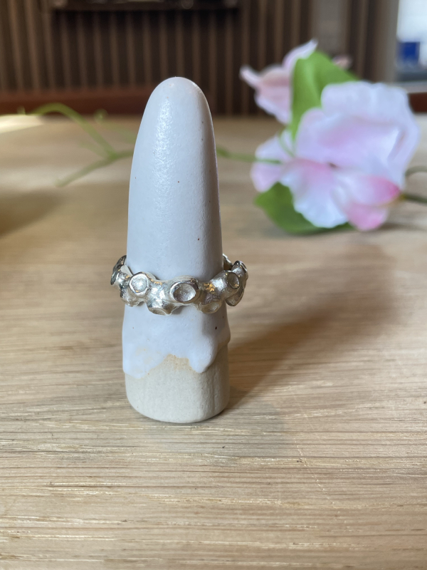 Sølvring med koralravs struktur forfra