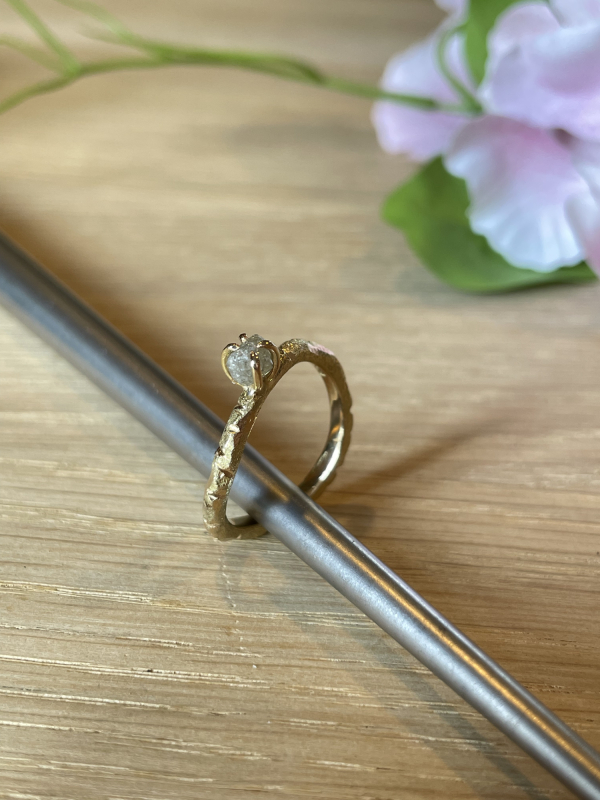 18 kt guldring med rådiamant