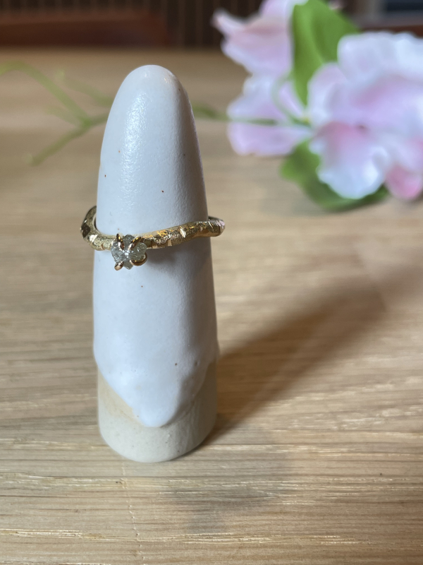 18 kt guldring med rådiamant forfra