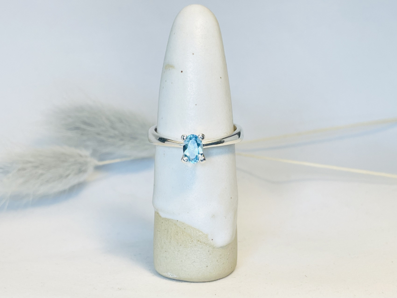 Sølvring med oval lyseblå topaz