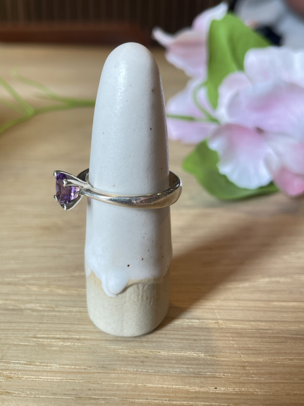 Sølvring med oval ametyst fra siden