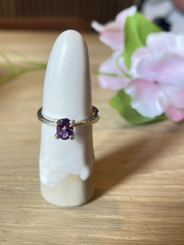 Sølvring med oval ametyst forfra