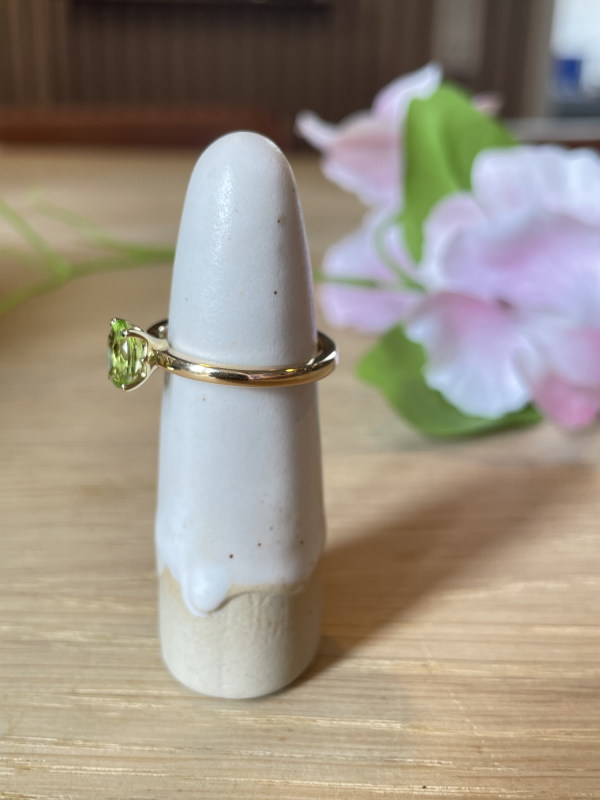 Guldring med lysegrøn peridot fra siden