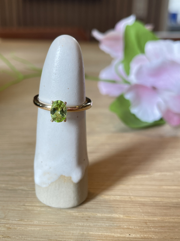 Guldring med lysegrøn peridot forfra