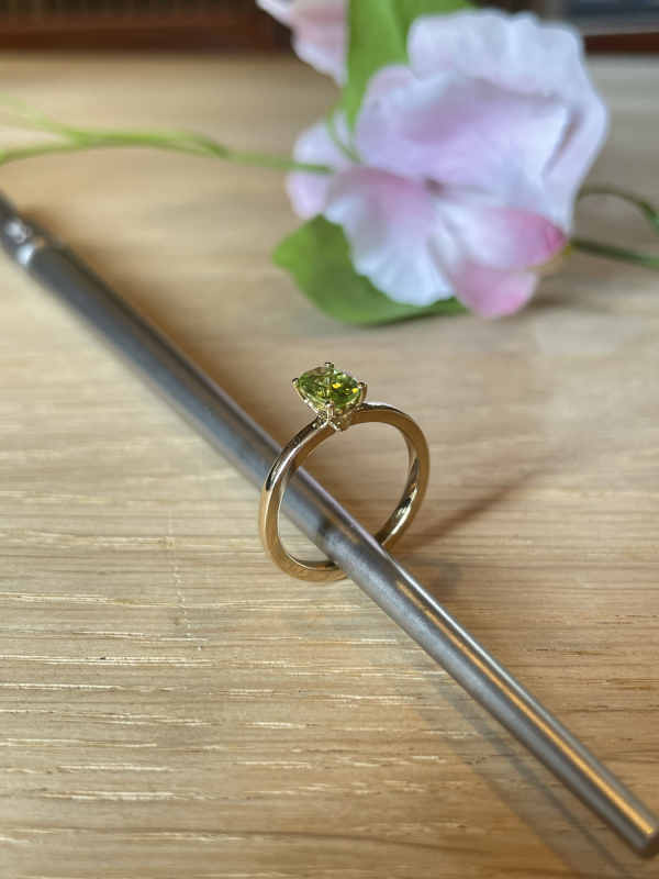 Guldring med lysegrøn peridot 