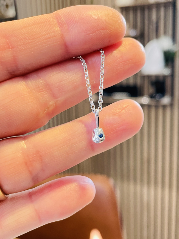 Sølv nugget vedhæng m safir