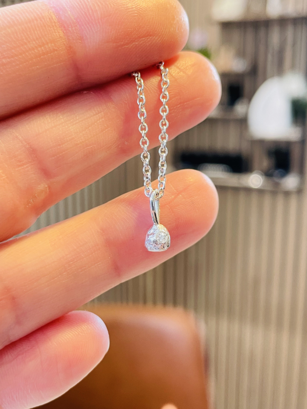 Sølv nugget vedhæng m diamant