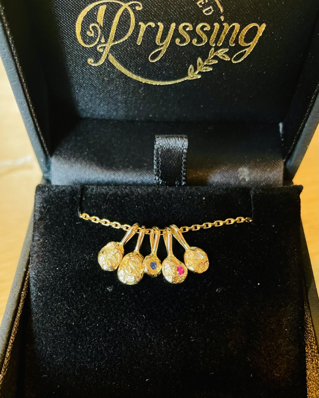 Guld nuggets vedhæng alle i æske