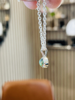 Sølv vedhæng med opal set fra siden