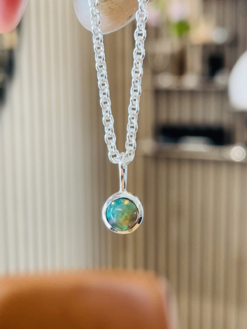 Sølv vedhæng med opal