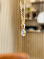Guld vedhæng med opal Fra siden