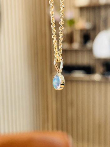 Guld vedhæng med opal Fra siden