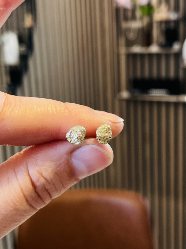 Nugget ørestikker i hånd