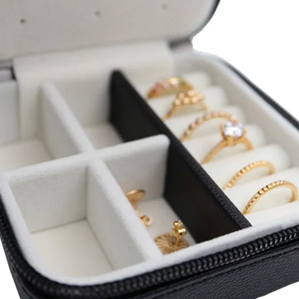 Nærbillede af ringe i smykkeskrin