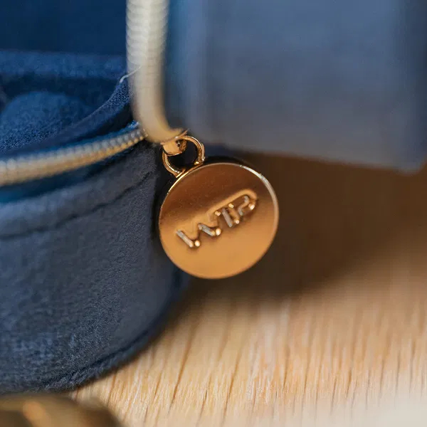Blåt velour smykkeskrin detalje