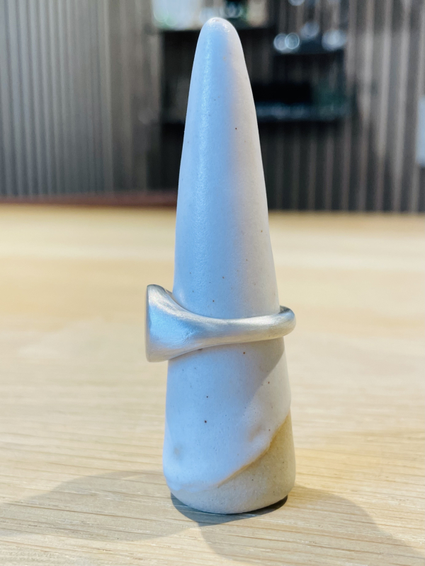 Signetring i sølv på ringholder set fra siden