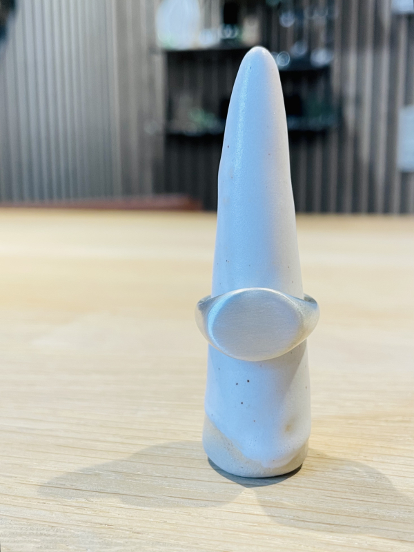 Signetring i sølv på ringholder set forfra