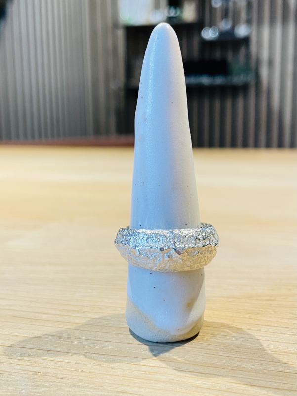 Rustik sølvring på ringholder