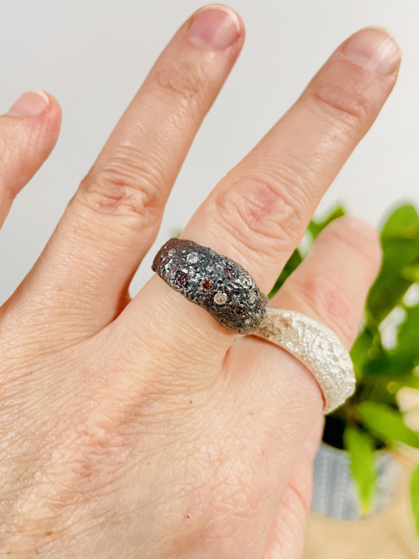 Oxideret rustik sølvring med sten på finger