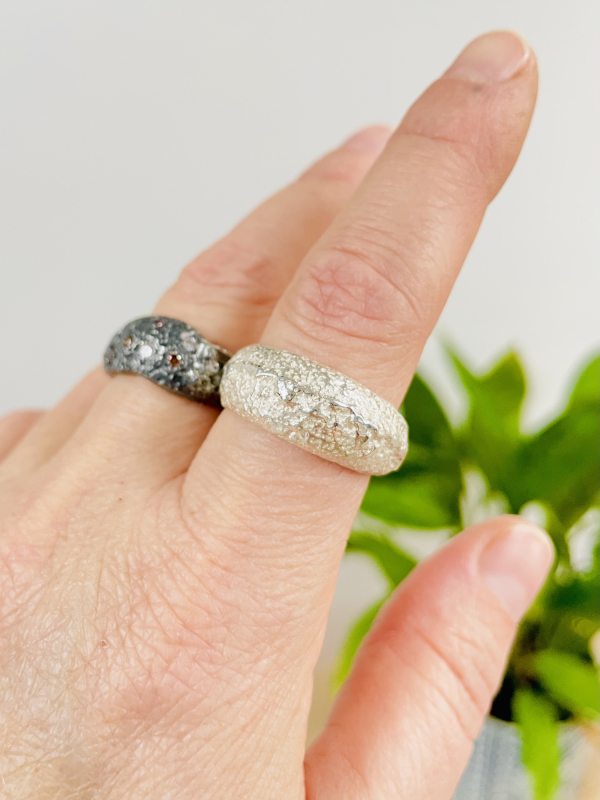 Rustik sølvring på finger