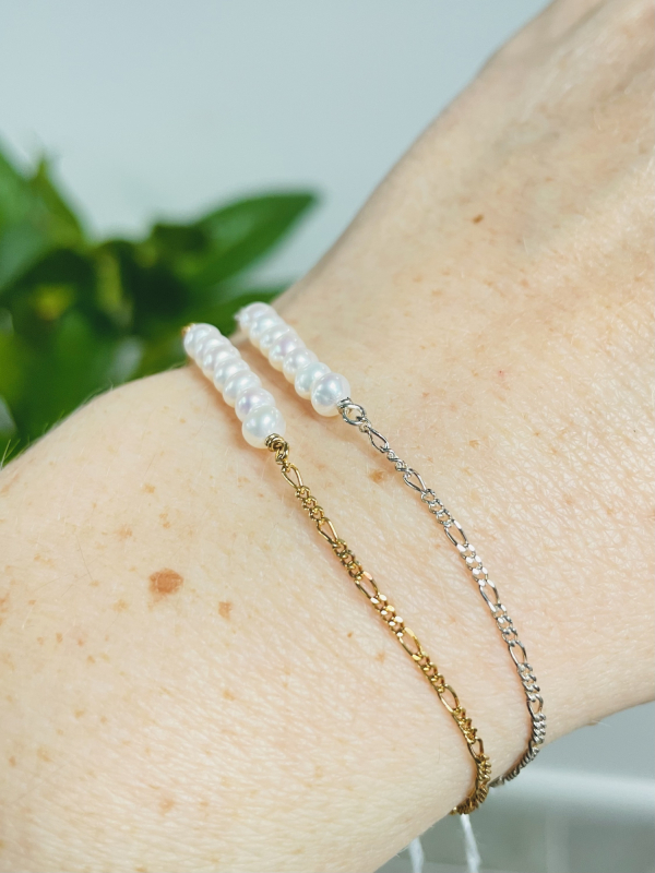 Armbånd med ferskvandsperler set fra siden