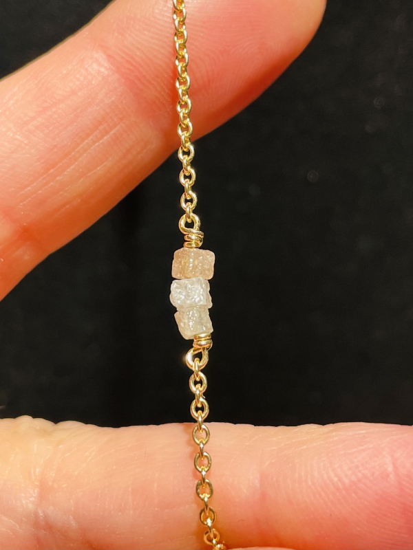 Guldkæde med rådiamanter nærbillede