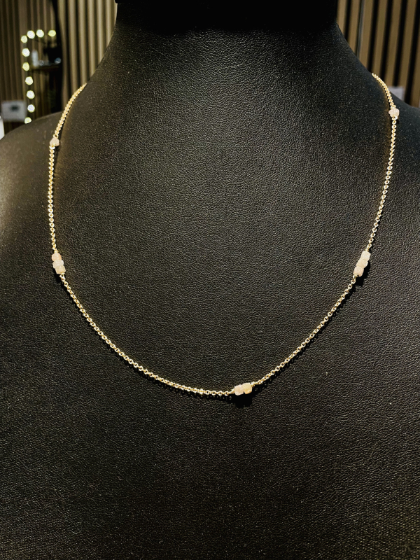 Guldkæde med rådiamanter på buste