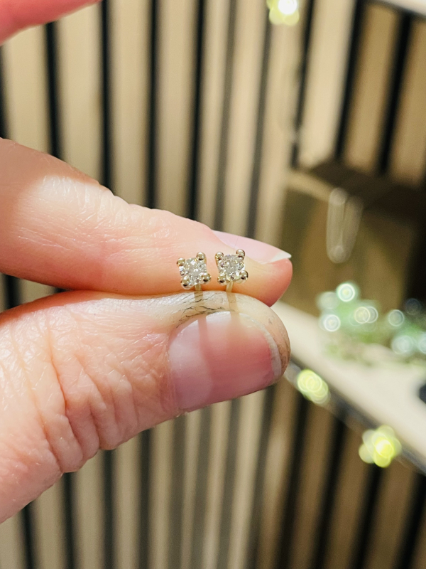 Guldørestikker med 0,10 brillant set forfra