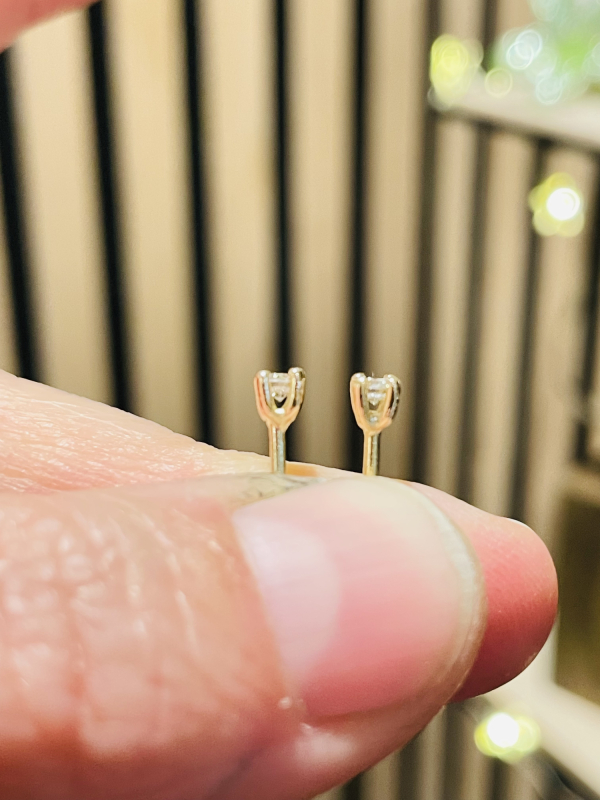 Guldørestikker med 0,07 brillant set fra siden