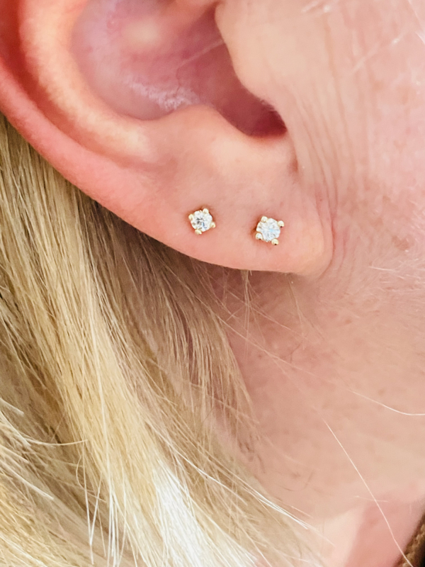 Guldørestikker med 0,07 og 0,10 brillant i øre