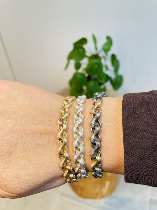 Tre armbånd på håndled