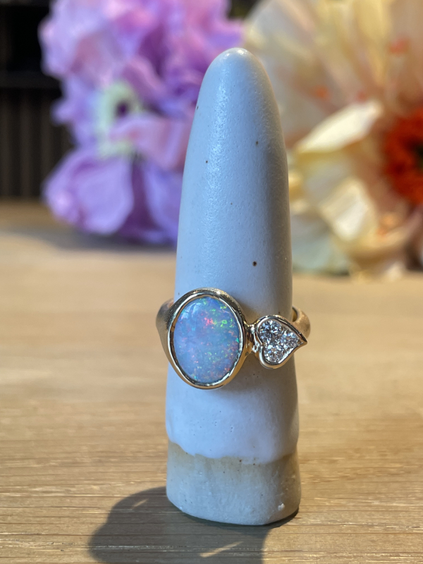 Guldring med opal på holder