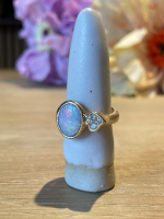Guldring med opal på holder fra siden