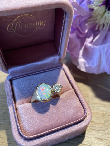 Guldring med opal i æske