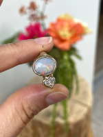 Guldring med opal forfra