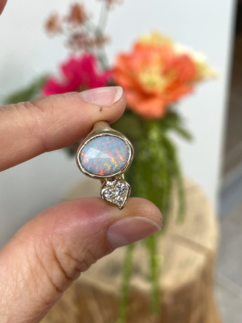 Guldring med opal forfra