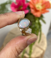 Guldring med opal forfra lidt skråt
