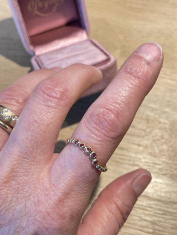 Guldring med pink safirer på finger
